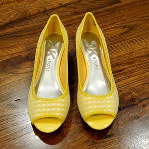 Womens Anne Klein yellow & white wedges size 8.5